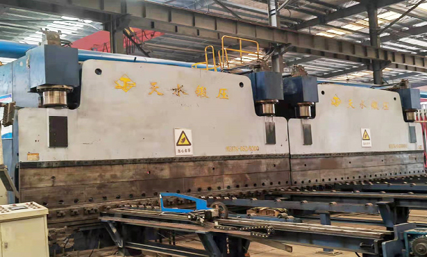 1300T雙機(jī)聯(lián)動數(shù)控液壓折彎機(jī)